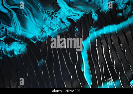 Fluide Art.. Vague abstraite bleue tourbillonne sur fond noir. Fond ou texture effet marbre Banque D'Images