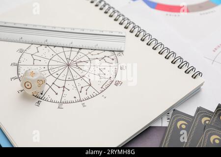 Roue du zodiaque, règle et dés sur la table, gros plan. Prédictions astrologiques Banque D'Images