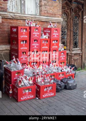 Batumi, Géorgie. 09.30.2023 boîtes dans la cour arrière avec des récipients en verre. Beaucoup de bouteilles vides dans des boîtes. Emballage de limonade. Beaucoup de bouteilles vides de ZID Banque D'Images