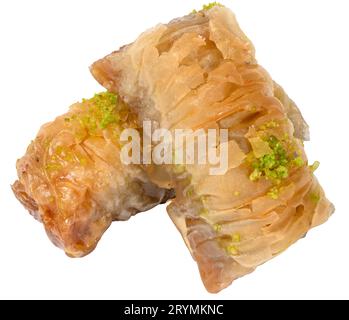 Morceaux de baklava cuite au miel sur un fond blanc isolé Banque D'Images