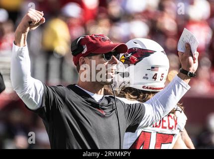 Santa Clara, États-Unis. 01 octobre 2023. Jonathn Gannon, entraîneur-chef des Cardinals de l'Arizona, effectue un appel défensif contre les 49ers de San Francisco au Levi's Stadium de Santa Clara, Californie, le dimanche 1 octobre 2023. Les 49ers ont défait les Cardinals 35-16. Photo de Terry Schmitt/UPI crédit : UPI/Alamy Live News Banque D'Images