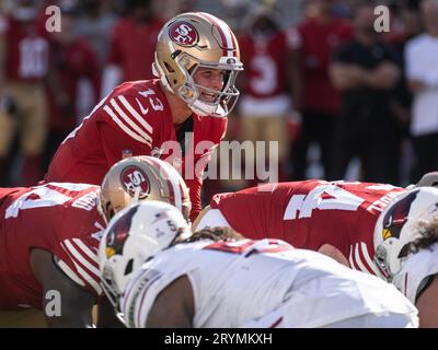 Santa Clara, États-Unis. 01 octobre 2023. Le quarterback des 49ers de San Francisco, Brock Purdy (13 ans), prend un coup au centre contre les Cardinals de l'Arizona au Levi's Stadium de Santa Clara, en Californie, le dimanche 1 octobre 2023. Les 49ers ont défait les Cardinals 35-16. Photo de Terry Schmitt/UPI crédit : UPI/Alamy Live News Banque D'Images