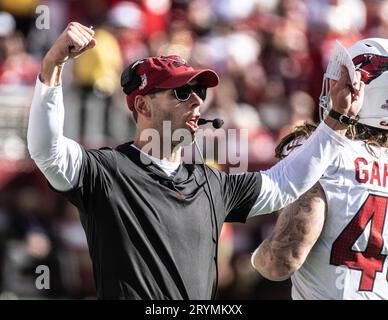 Santa Clara, États-Unis. 01 octobre 2023. Jonathn Gannon, entraîneur-chef des Cardinals de l'Arizona, effectue un appel défensif contre les 49ers de San Francisco au Levi's Stadium de Santa Clara, Californie, le dimanche 1 octobre 2023. Les 49ers ont défait les Cardinals 35-16. Photo de Terry Schmitt/UPI crédit : UPI/Alamy Live News Banque D'Images