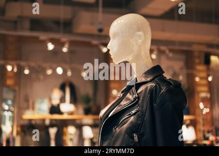 Mannequin en veste en cuir noir dans Fashion Store pour le shopping, la mode et la publicité Banque D'Images