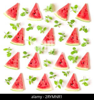 Tranches juteuses de pastèque et feuilles de menthe disposées dans un motif isolé sur fond blanc, vue de dessus Banque D'Images