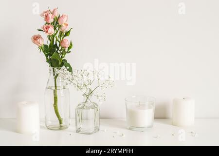 Arrangement blanc de roses, fleurs de souffle de bébé et bougies. Copier l'espace pour le lettrage Banque D'Images