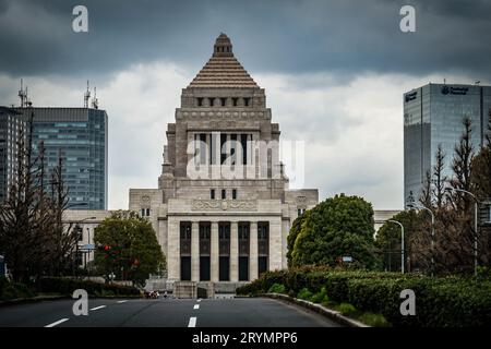 Le Parlement et le ciel nuageux Banque D'Images