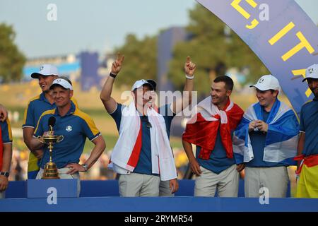Rome, Italie. 10 mai 2022. Rome, Italie 01.10.2023 : Rory MCILROY, cérémonie de remise des prix, l'équipe d'Europe remporte le trophée après les matchs de RYDER CUP 2023 au Marco Simone Golf Country Club di Guidonia Montecelio, Roma crédit : Agence photo indépendante/Alamy Live News Banque D'Images