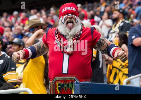 Houston, Texas, États-Unis. 1 octobre 2023. Le fan ultime des Texans de Houston célèbre après un touchdown lors d'un match entre les Steelers de Pittsburgh et les Texans de Houston à Houston, Texas. Trask Smith/CSM (image de crédit : © Trask Smith/Cal Sport Media). Crédit : csm/Alamy Live News Banque D'Images