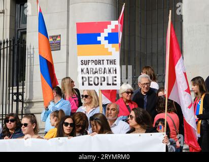 Vancouver, Colombie-Britannique, Canada. 1 octobre 2023. La diaspora arménienne locale se rassemble dans le centre-ville pour protester contre la prise par l'Azerbaïdjan de la région contestée du Haut-Karabakh la semaine dernière, qu'ils considèrent comme un génocide contre le peuple arménien, et qui a conduit un grand nombre d'Arméniens à fuir la région pour la sécurité. Crédit : Alamy Live News Banque D'Images