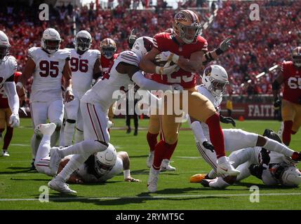 Santa Clara, États-Unis. 01 octobre 2023. Christian McCaffrey (23) des 49ers de San Francisco marque un touchdown, son deuxième du match, contre Jalen Thompson (34) des Cardinals de l'Arizona au deuxième quart-temps au Levi's Stadium de Santa Clara, Californie, le dimanche 1 octobre 2023. (Photo de Nhat V. Meyer/The Mercury News/TNS/Sipa USA) crédit : SIPA USA/Alamy Live News Banque D'Images