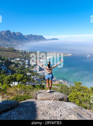 Les femmes au point de vue sur camps Bay ont nommé The Rock au Cap en Afrique du Sud Banque D'Images