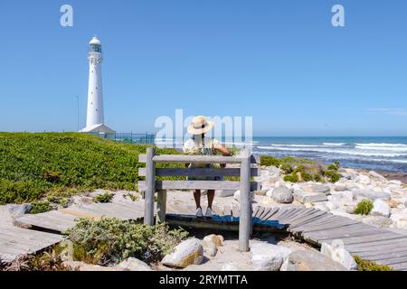 Femmes visitant le phare de Slangkop Kommetjie Cape Town Afrique du Sud Banque D'Images