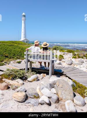 Couple homme et femmes visitant le phare de Slangkop Kommetjie Cape Town Afrique du Sud Banque D'Images