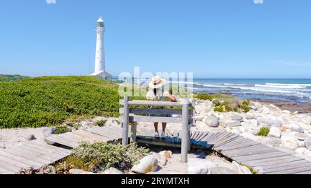 Femmes visitant le phare de Slangkop Kommetjie Cape Town Afrique du Sud Banque D'Images