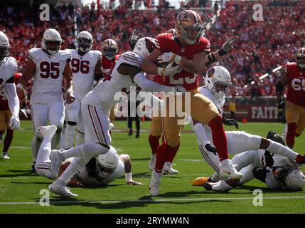 Santa Clara, États-Unis. 02 octobre 2023. Christian McCaffrey (23) des 49ers de San Francisco marque un touchdown, son deuxième du match, contre Jalen Thompson (34) des Cardinals de l'Arizona au deuxième quart-temps au Levi's Stadium de Santa Clara, Californie, le dimanche 1 octobre 2023. (Photo de Nhat V. Meyer/Bay Area News Group/TNS/Sipa USA) crédit : SIPA USA/Alamy Live News Banque D'Images