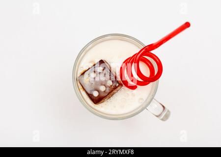 Verre de délicieux milkshake ou smoothie avec de la glace au chocolat. Banque D'Images