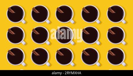 Motif tasses à chocolat chaud avec cannelle. Concept de boisson chaude hivernale ou automnale Banque D'Images