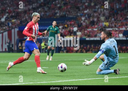 Madrid, Espagne. 1 octobre 2023. Antoine Griezmann (L) de l'Atletico de Madrid fait une percée lors d'un match de football de la Liga entre l'Atletico de Madrid et Cadiz CF à Madrid, Espagne, le 1 octobre 2023. Crédit : Gustavo Valiente/Xinhua/Alamy Live News Banque D'Images