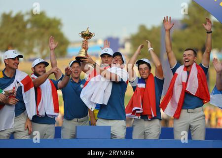 Rome, Italie. 01 octobre 2023. Rome, Italie 01.10.2023 : Rory MCILROY avec CUP lors de la cérémonie de remise des prix, l'équipe d'Europe remporte le trophée après les matchs de RYDER CUP 2023 au Marco Simone Golf Country Club di Guidonia Montecelio, Roma crédit : Agence photo indépendante/Alamy Live News Banque D'Images