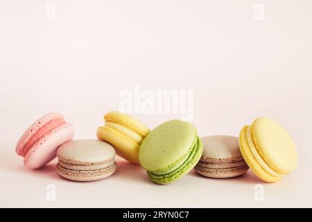 Biscuits macarons français avec différentes saveurs. Concept de nourriture de vacances avec espace de copie Banque D'Images