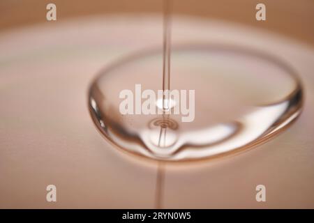 Une goutte juteuse de gel sur fond beige. Banque D'Images