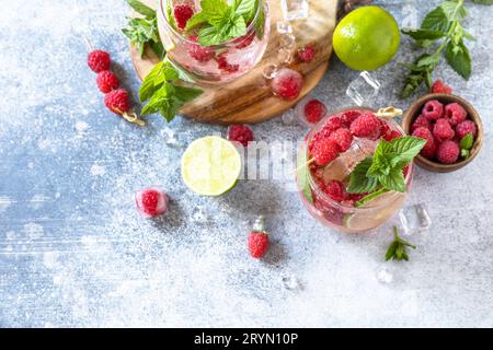 Un cocktail de séltzer dur aux framboises et à la chaux sur une table en pierre grise. Vue de dessus de l'arrière-plan de la mise à plat Copier l'espace. Banque D'Images