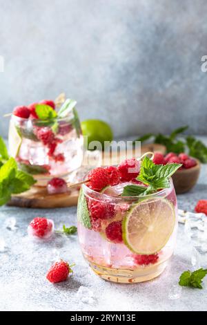 Un cocktail de séltzer dur aux framboises et à la chaux sur une table en pierre grise. Copier l'espace. Banque D'Images