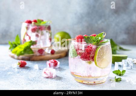 Un cocktail de séltzer dur aux framboises et à la chaux sur une table en pierre grise. Copier l'espace. Banque D'Images