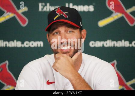 St. Louis, États-Unis. 05 octobre 2023. St. Adam Wainwright, lanceur Louis Cardinals, parle aux journalistes après son dernier match contre les Reds de Cincinnati au Busch Stadium de St. Louis le dimanche 1 octobre 2023. Wainwright a présenté toute sa carrière de 18 ans avec St. Louis et obtient sa 200e victoire en carrière le 18 septembre 2023. Photo de Bill Greenblatt/UPI crédit : UPI/Alamy Live News Banque D'Images