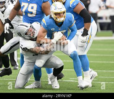 Inglewood, États-Unis. 01 octobre 2023. Las Vegas Raiders Defensive End Max Crosby (L) Sacks Los Angeles Chargers quarterback Justin Herbert en troisième quart d'action au SOFI Stadium le dimanche 1 octobre 2023 à Inglewood, Californie. Les Chargers battent les Raiders 24-17. Photo de Jon SooHoo/UPI crédit : UPI/Alamy Live News Banque D'Images