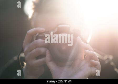 Gros plan du photographe de mode, le gars tient l'appareil photo Banque D'Images