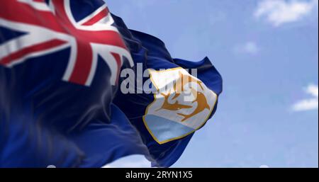 Anguilla drapeau agitant dans le vent par temps clair Banque D'Images