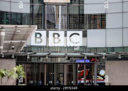 Londres, Royaume-Uni. 01 octobre 2023. La façade de Broadcasting House, le siège de la BBC, à Londres. Crédit : SOPA Images Limited/Alamy Live News Banque D'Images