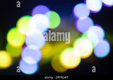 Abstraction bicolore violette et or de néons flous. Fond festif abstrait dans des couleurs rétro Banque D'Images