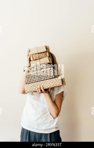La femme tient une pile de cadeaux Banque D'Images