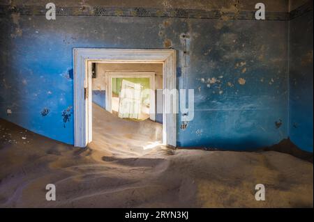 La ville fantôme de Kolmanskop abandonnée en Namibie Banque D'Images