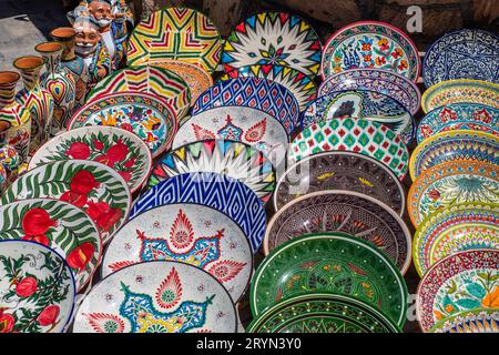 Assiettes décoratives en céramique avec ornement ouzbek traditionnel dans le marché de rue de Boukhara. Ouzbékistan Banque D'Images