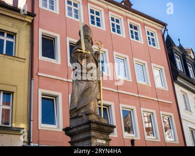 St. Fontaine de Kilian sur la place du marché, statue de Saint Kilian, Kitzingen, Basse-Franconie, Franconie, Bavière, Allemagne Banque D'Images