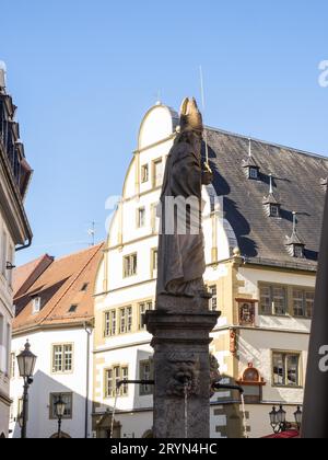 St. Fontaine de Kilian sur la place du marché, statue de Saint Kilian, Kitzingen, Basse-Franconie, Franconie, Bavière, Allemagne Banque D'Images