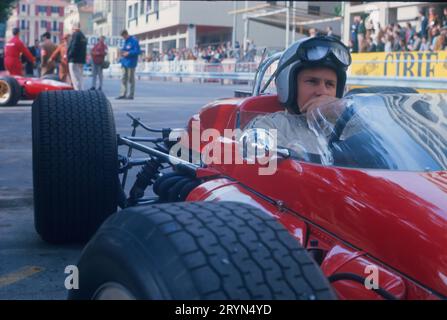 Formule 1 : Bruce McLaren en M4B avant le Grand Prix de Monaco, 1967. Banque D'Images