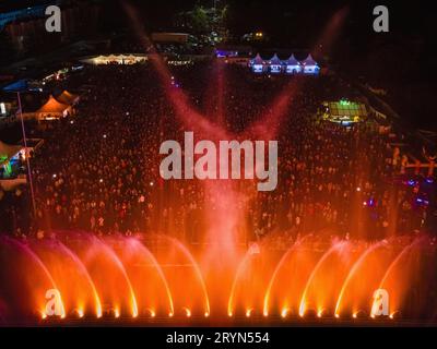 Elementaro, le spectacle de l'eau et de la lumière, a eu lieu à Bad Vilbel du 22 au 24 septembre 2023. Chaque année, les créateurs de la série font vibrer leur public Banque D'Images