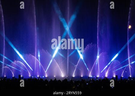 Elementaro, le spectacle de l'eau et de la lumière, a eu lieu à Bad Vilbel du 22 au 24 septembre 2023. Chaque année, les créateurs de la série font vibrer leur public Banque D'Images