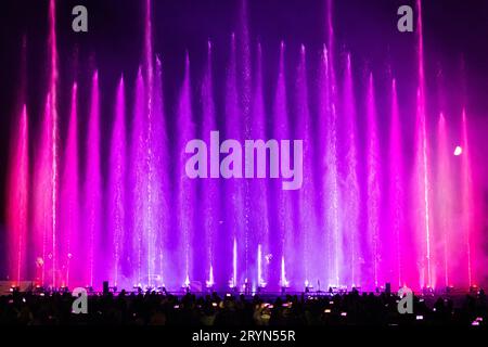 Elementaro, le spectacle de l'eau et de la lumière, a eu lieu à Bad Vilbel du 22 au 24 septembre 2023. Chaque année, les créateurs de la série font vibrer leur public Banque D'Images