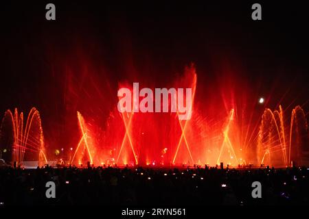 Elementaro, le spectacle de l'eau et de la lumière, a eu lieu à Bad Vilbel du 22 au 24 septembre 2023. Chaque année, les créateurs de la série font vibrer leur public Banque D'Images