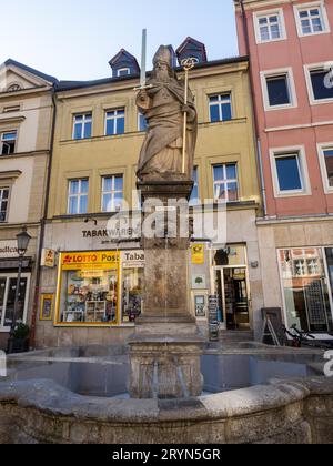 St. Fontaine de Kilian sur la place du marché, statue de Saint Kilian, Kitzingen, Basse-Franconie, Franconie, Bavière, Allemagne Banque D'Images