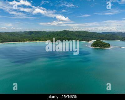 Littoral avec belle plage de sable fin et mer bleue. Sabah, Bornéo, Malaisie. Banque D'Images