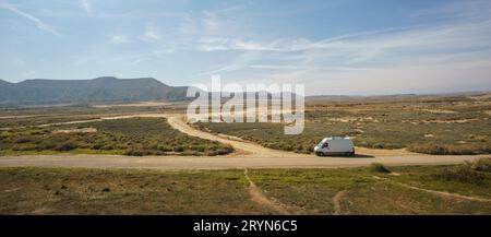 Camping-car sur route de gravier à Bardenas Reales paysage désertique, Arguedas, Navarra, Espagne Banque D'Images