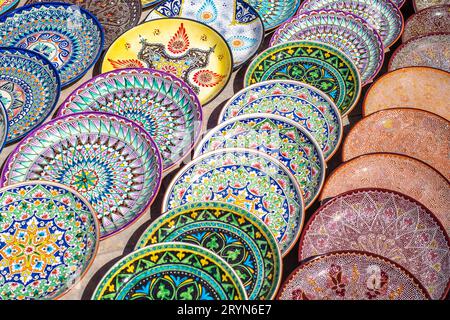 Assiettes décoratives en céramique avec ornement ouzbek traditionnel dans le marché de rue de Boukhara. Ouzbékistan Banque D'Images