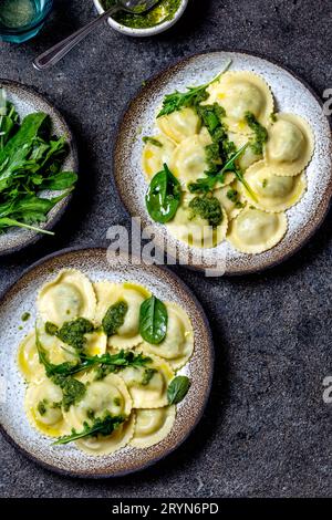 Raviolis ricotta épinards italienne, vue du dessus, fond noir, l'espace de copie, la nourriture végétarienne, végétalienne ravioli Banque D'Images